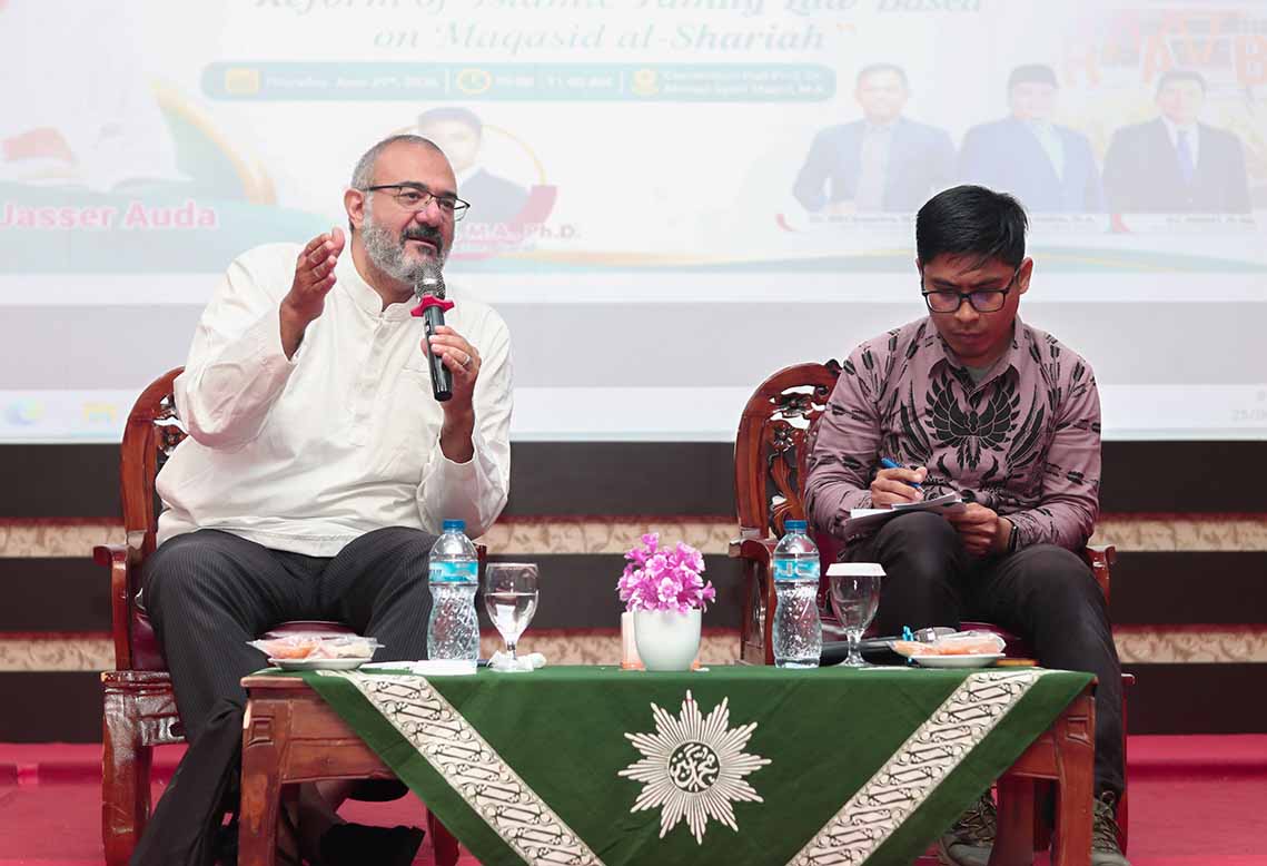 Prof. Dr. Jasser Auda menyampaikan materi International Academic Lecture di UM Sumatera Barat.