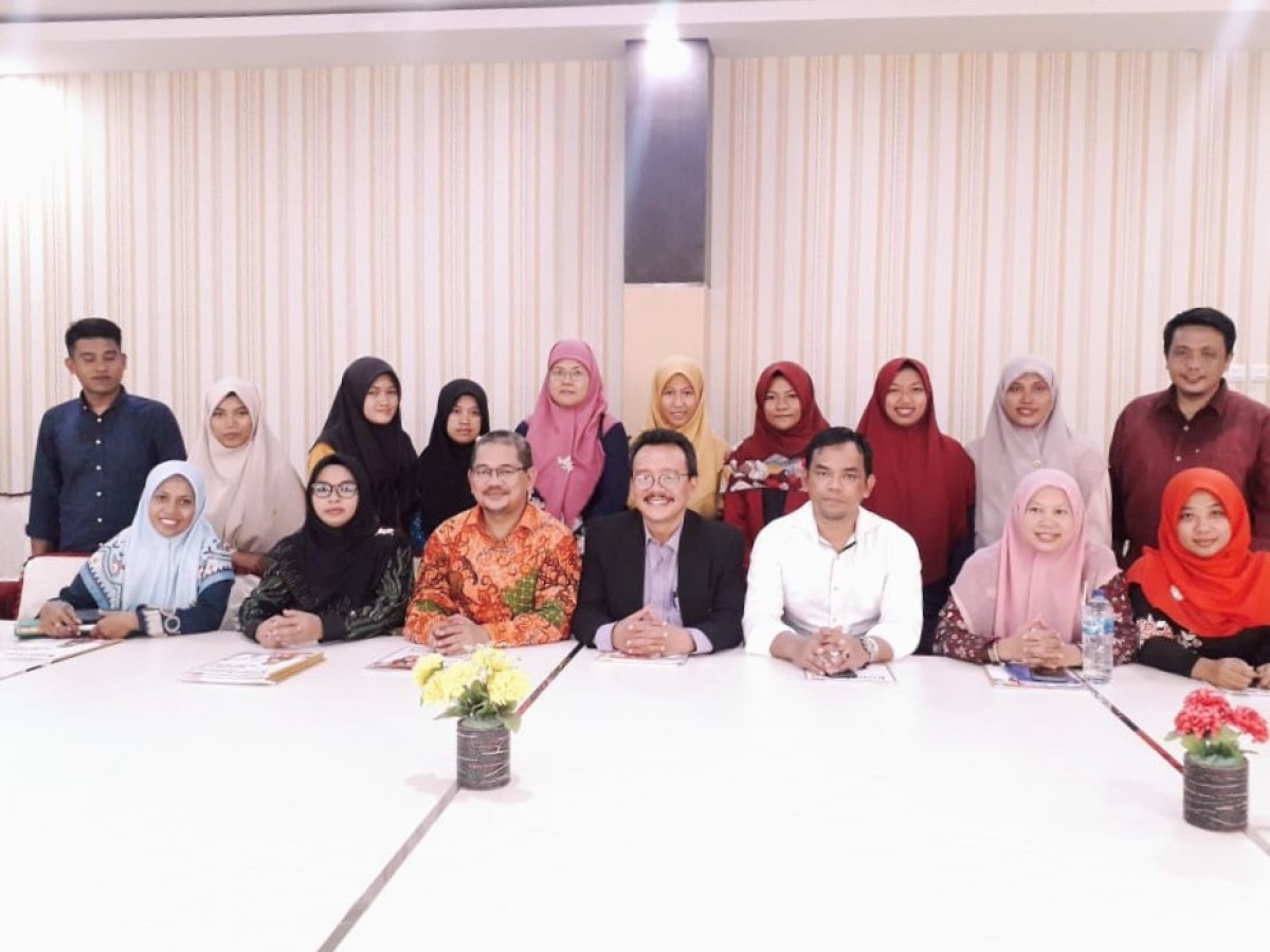 UMSB berikan kenang-kenangan kepada Bapak Dr. Farid Wajdi, SH. M.Hum selaku Wakil Ketua/Jubir Komisi Yudisial RI Mantan Dekan Fakultas Hukum UMSU