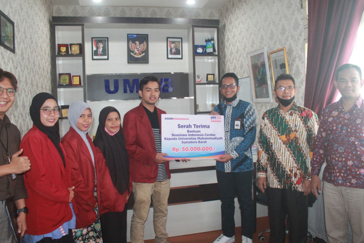 PT Bank Rakyat Indonesia (Persero) Tbk Cabang Khatib Sulaiman Padang berikan Beasiswa Beasiswa Indonesia Cerdas (BIC) kepada Mahssiswa Universitas Muhammadiyah Sumatera Barat (UMSB) sebesar Rp 50 juta