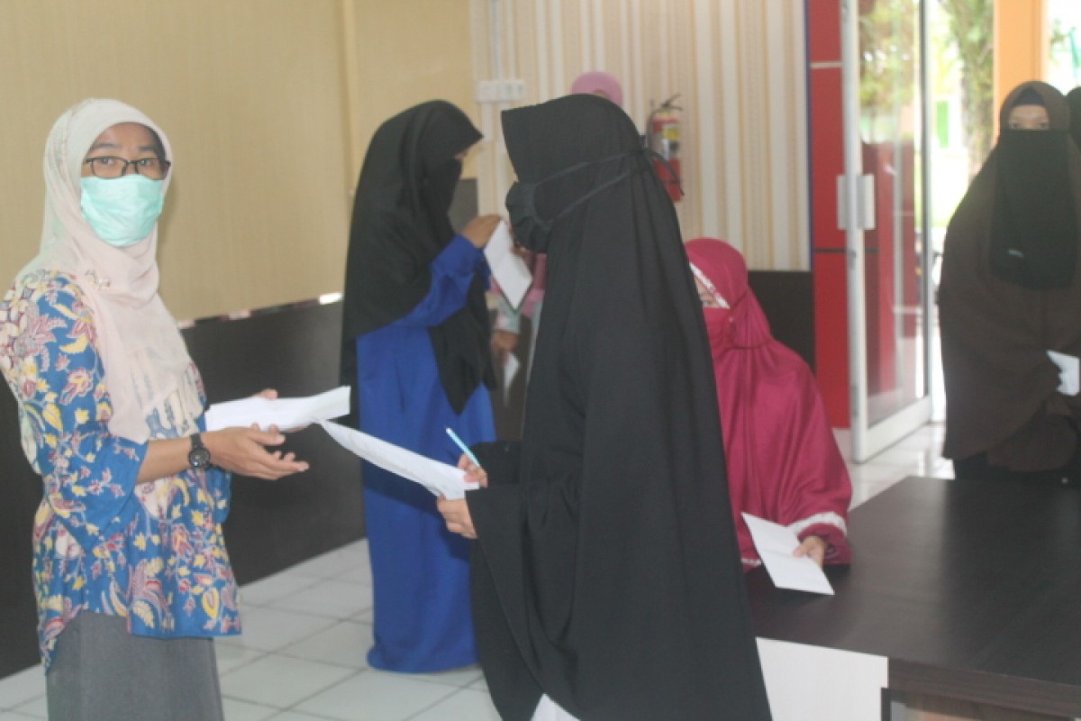 UMSB membagikan paket sembako kepada mahasiswanya, yang masih bertahan di Asrama Kampus 
