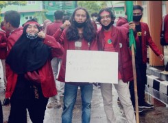 Mahasiswa UMSB ikut serta dalam aksi unjuk rasa di depan Kantor DPRD Provinsi Sumbar Tolak UU Cipta Kerja dibatalkan