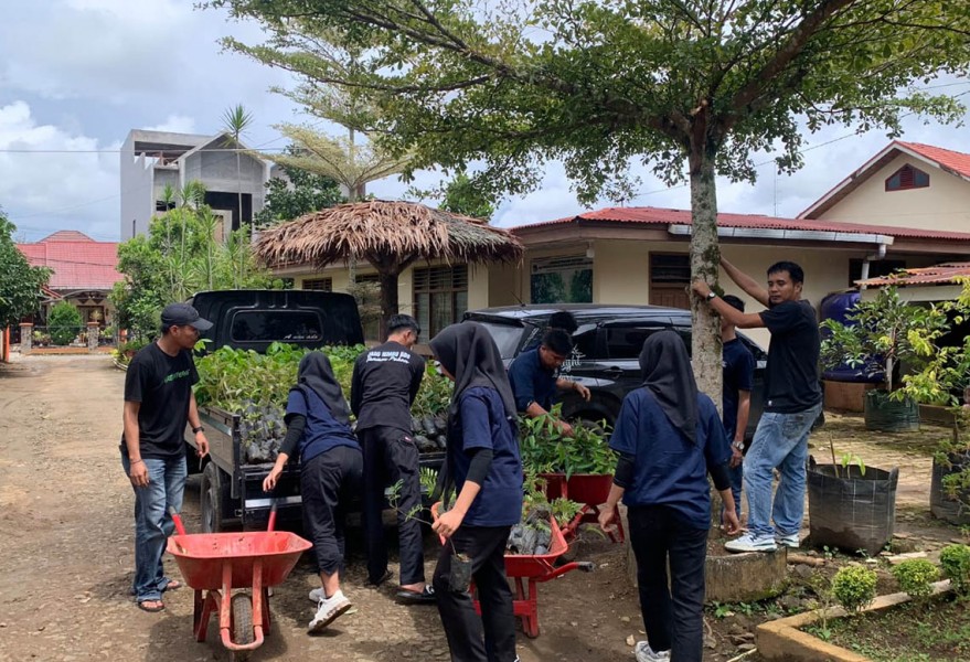 Peringati Hari Gerakan Menanam Sejuta Pohon Sedunia, Fakultas Kehutanan UM Sumatera Barat Bagikan dan Tanam Bibit Pohon di Jorong Landai Nagari Harau