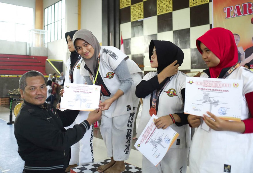 Layla Mayani Valiant, Mahasiwi Fakultas Hukum UM Sumatera Barat Sukses Kantongi Medali Emas Open Tournament Tarung Derajat se-Sumatera Barat