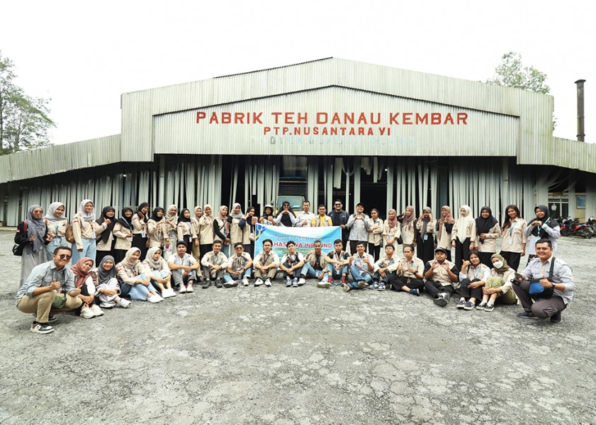 Mahasiswa PPM 4 UM Sumatera Barat Kunjungi Pabrik Teh dan Danau Kembar di Kabupaten Solok