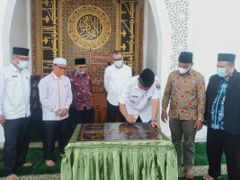 Mahyeldi Tanda Tangani Prasasti Masjid Al Hidayah UM Sumatera Barat
