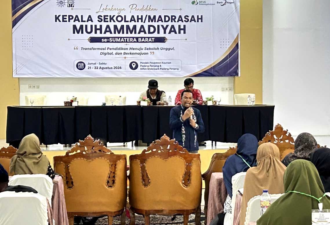 Rektor UM Sumatera Barat Jadi Narasumber Lokakarya Pendidikan Muhammadiyah se-Sumatera Barat