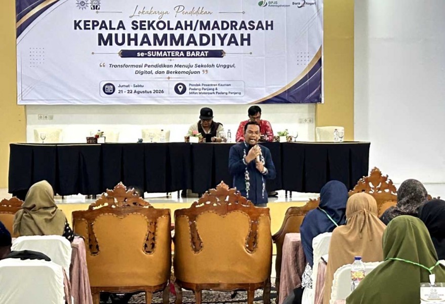 Rektor UM Sumatera Barat Jadi Narasumber Lokakarya Pendidikan Muhammadiyah se-Sumatera Barat