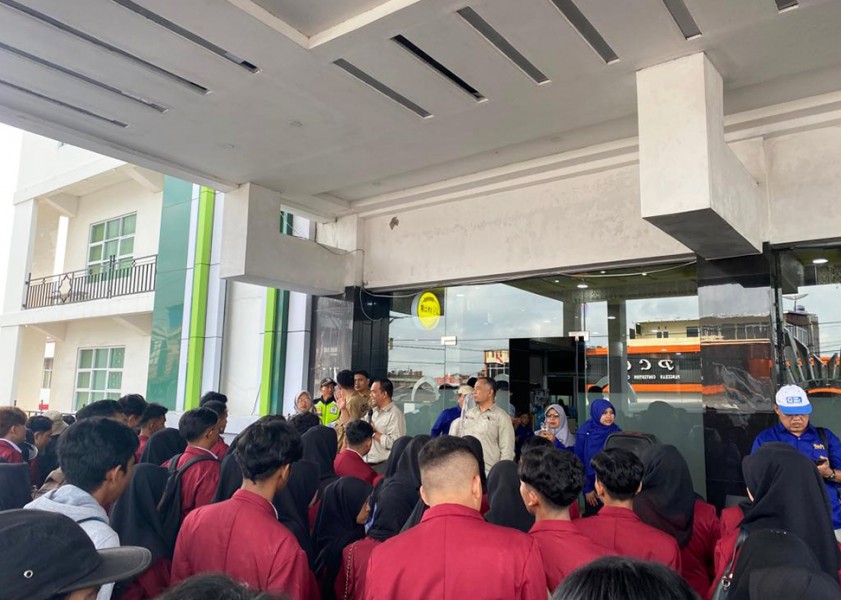 Rektor UM Sumatera Barat Lepas Keberangkatan Ratusan Mahasiswa KKN