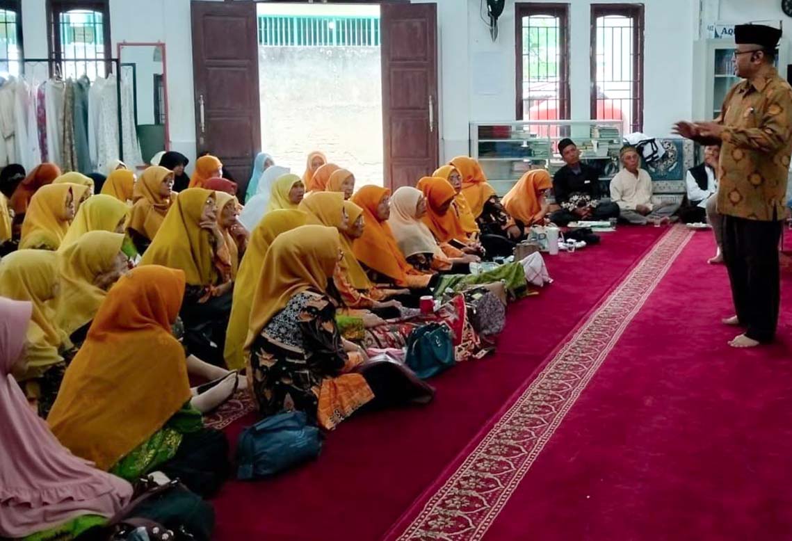 Dosen UM Sumatera Barat Latih Kader Muhammadiyah Tanjung Raya Menulis Biografi Tokoh Persyarikatan