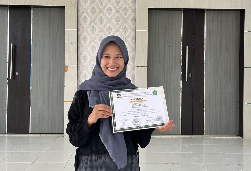 Selsa Alvira, Mahasiswi Hukum Keluarga FAI UM Sumatera Barat Raih Juara Lomba Cipta Baca Puisi IB Competition
