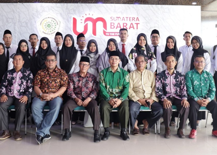Serah Terima 19 Dosen Dan Karyawan Baru Dengan Rektor UM Sumatera Barat
