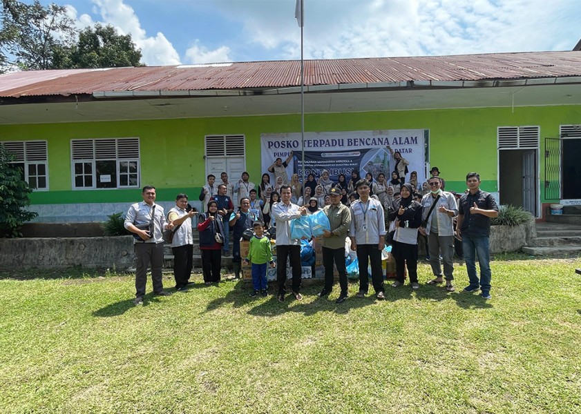 Mahasiswa PMM UM Sumatera Barat Singsingkan Lengan Bantu Korban Galodo
