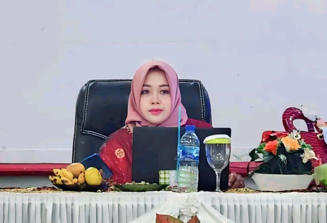 Dosen UM Sumatera Barat Dr. Rahmi Rilis Buku Culture Policing: Alam Takambang Jadi Guru