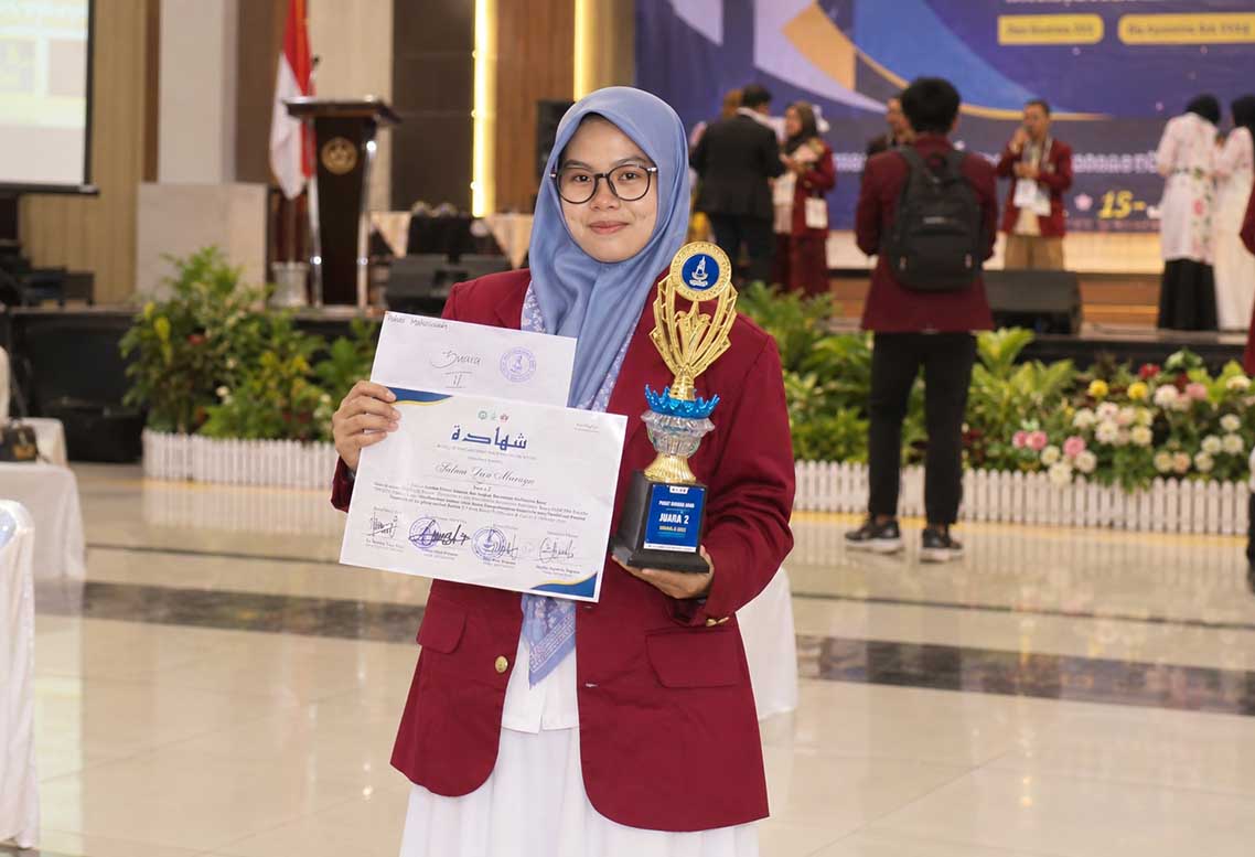 Salwa Dwi Marsya, Mahasiswi FAI UM Sumatera Barat Raih Juara 2 Pidato Bahasa Arab se-Sumbar