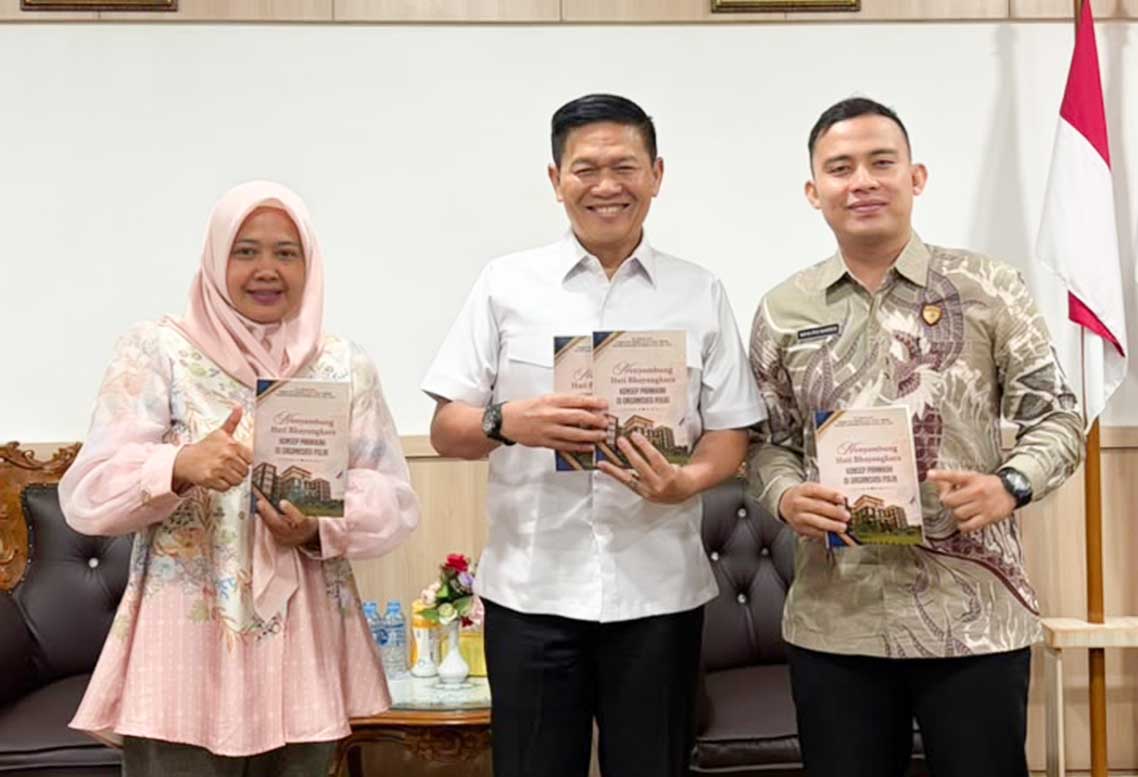 Dosen UM Sumatera Barat Dr. Rahmi, M.A. Tulis Buku Konsep Pranikah Polri Bersama Wakapolda Sumbar dan Kabiro SDM Polda Sumsel