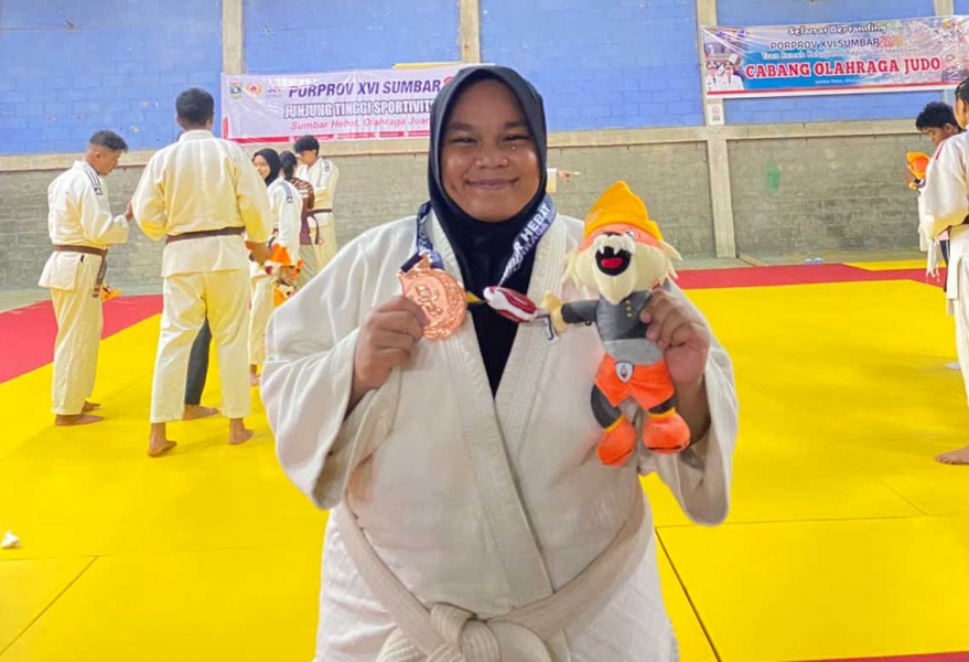 Afifah Nabila, Mahasiswi Keperawatan UM Sumatera Barat Raih Perunggu Cabor Judo POPROV Sumbar 2026