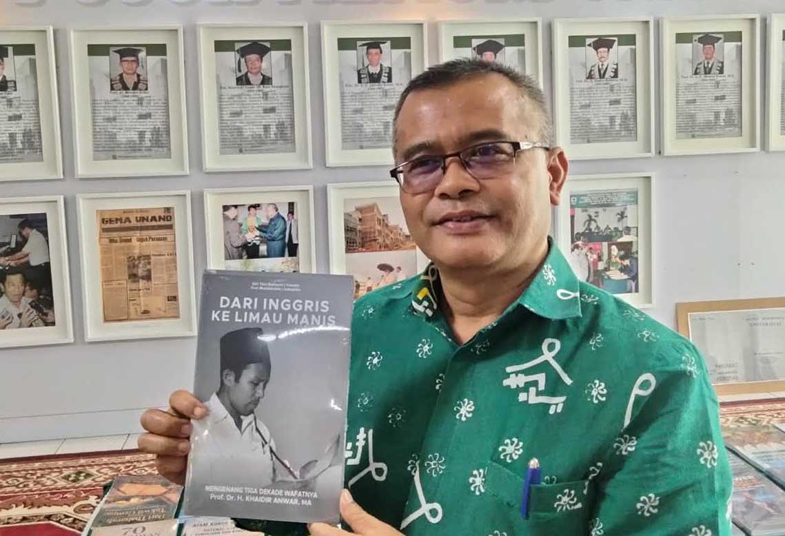 Dosen UM Sumatera Barat, Efri Yoni Baikoeni, M.A Abadikan Jejak Guru Besar Dunia