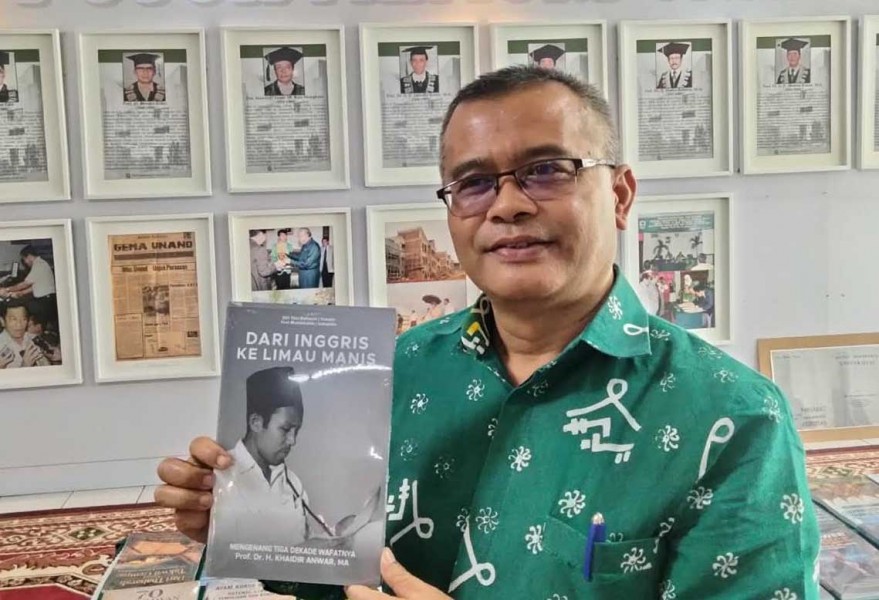 Dosen UM Sumatera Barat, Efri Yoni Baikoeni, M.A Abadikan Jejak Guru Besar Dunia 