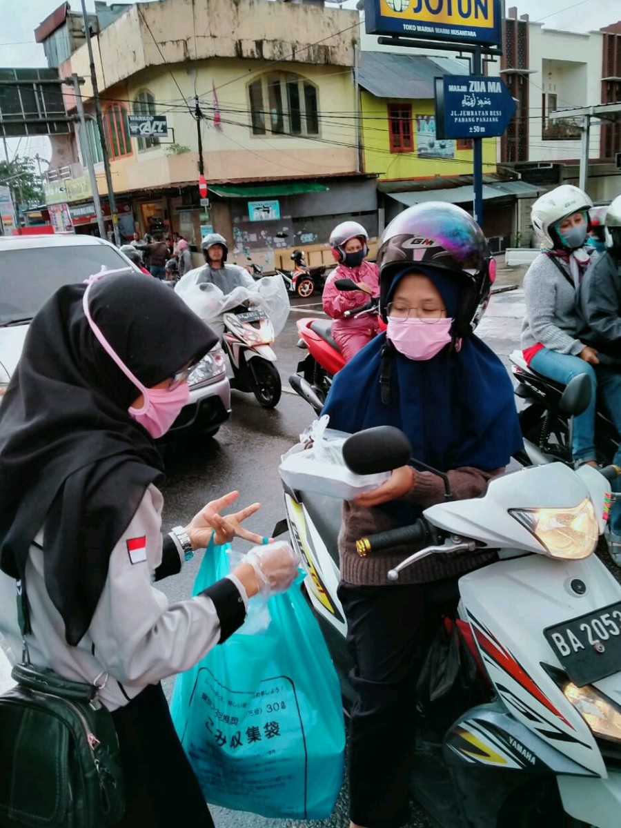 Badan Eksekutif (BEM)  Fakultas Keguruan dan Ilmu Pendidikan Universitas Muhammadiyah Sumatera Barat (UMSB) mengisi Ramadhan dan meringankan beban saat pandemi covid-19 