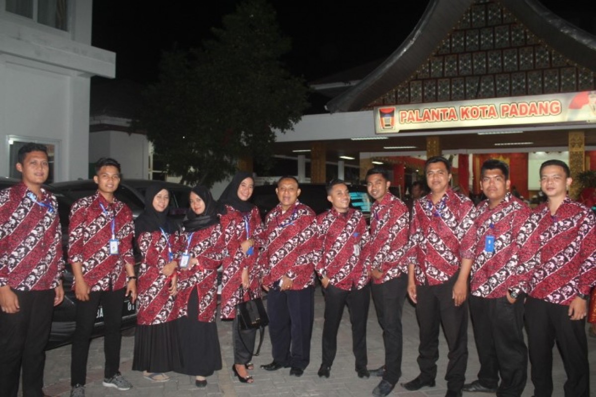 mendampingi peserta LPCR